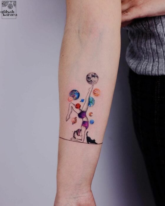 Chica con un tatuaje de planetas en diferentes colores 