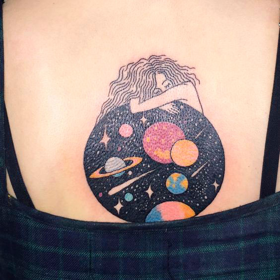 Chica con un tatuaje de planetas en diferentes colores 