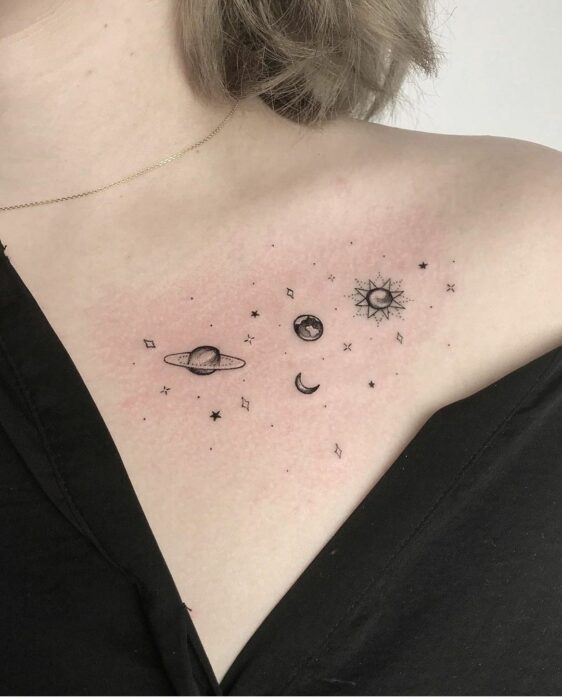 Chica con un tatuaje de planetas en diferentes colores 