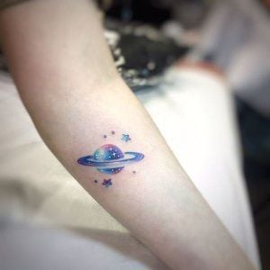 Chica con un tatuaje de planetas en diferentes colores 