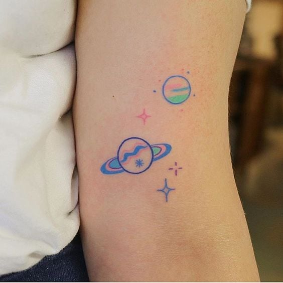 Chica con un tatuaje de planetas en diferentes colores 