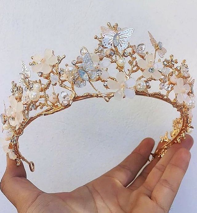 tiara dorada con flores ;15 Tiaras estilo princesa para deslumbrar en tu boda