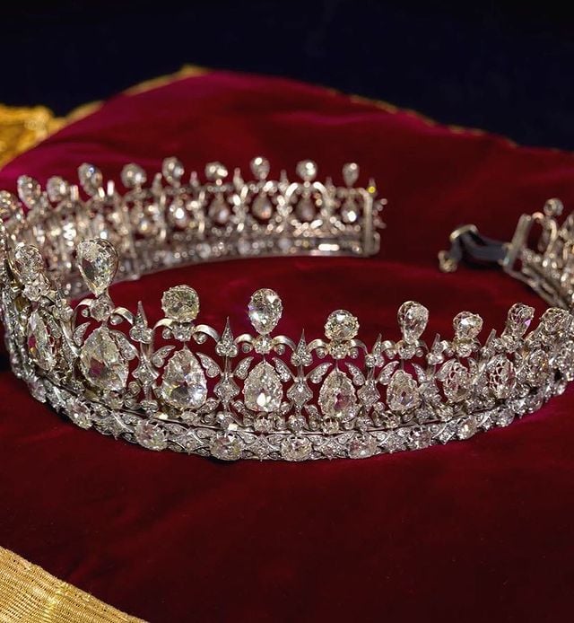 tiara con piedras grises ;15 Tiaras estilo princesa para deslumbrar en tu boda