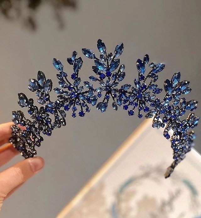 tiara con negro y azul marino ;15 Tiaras estilo princesa para deslumbrar en tu boda