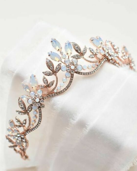 tiara con piedras azul cielo ;15 Tiaras estilo princesa para deslumbrar en tu boda