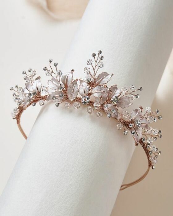 tiara dorada con flores blancas ;15 Tiaras estilo princesa para deslumbrar en tu boda