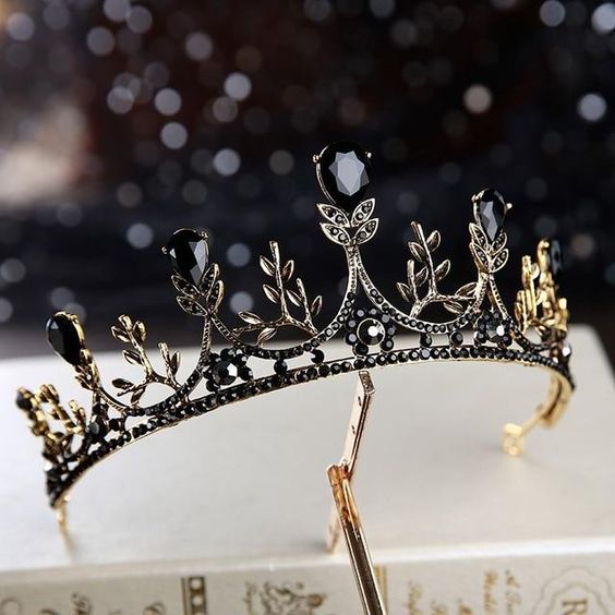 tiara en tono negro ;15 Tiaras estilo princesa para deslumbrar en tu boda