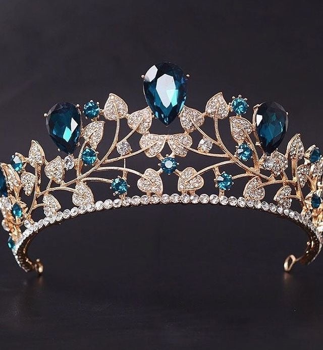 tiara con piedras azules ;15 Tiaras estilo princesa para deslumbrar en tu boda