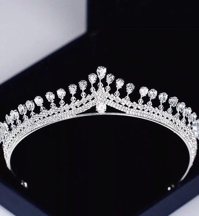 tiara pequeña con piedras plata ;15 Tiaras estilo princesa para deslumbrar en tu boda