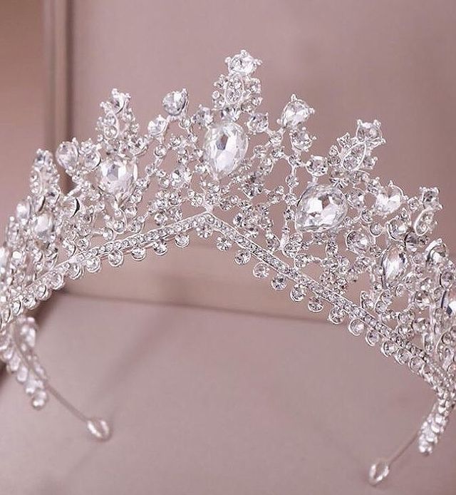 tira con piedras blancas ;15 Tiaras estilo princesa para deslumbrar en tu boda