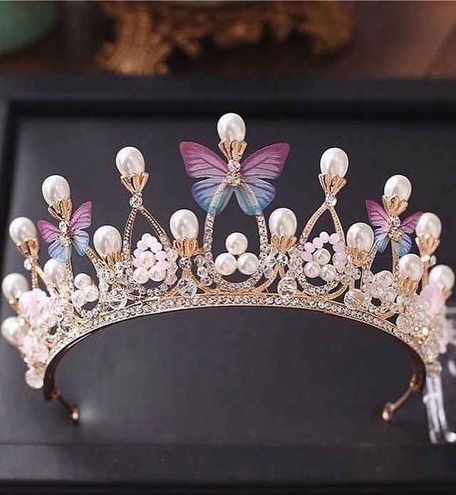 tiara con mariposas ;15 Tiaras estilo princesa para deslumbrar en tu boda