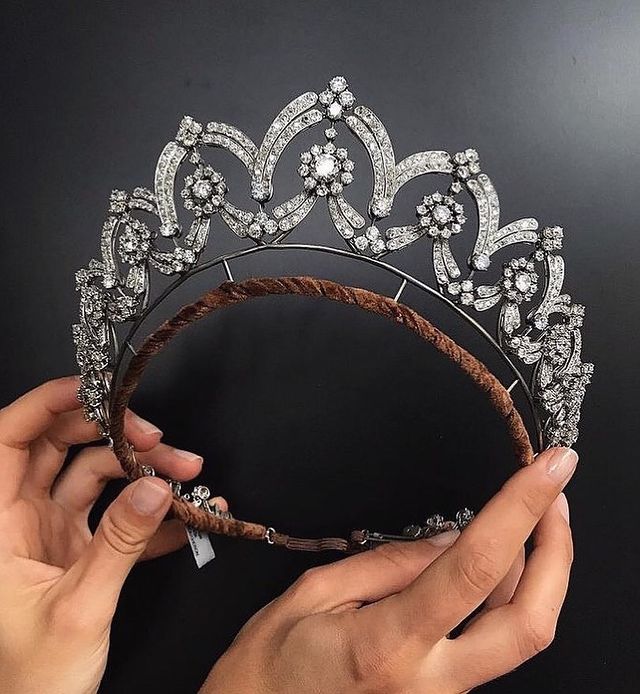 tiara em tono blanco con picos ;15 Tiaras estilo princesa para deslumbrar en tu boda