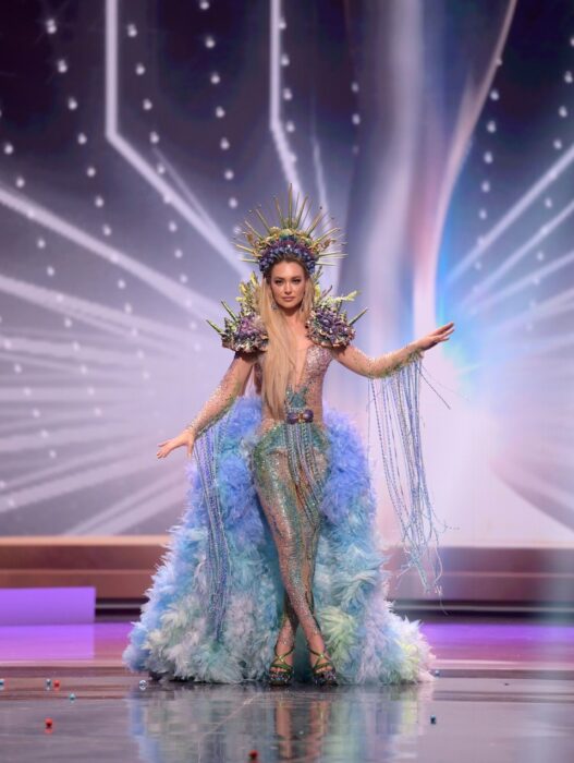 Miss universo usando su traje típico en forma de sirena con diferentes colores