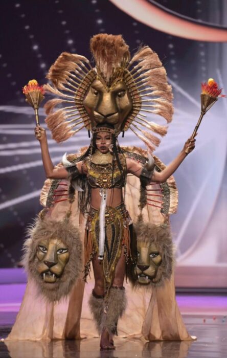 Miss universo usando su traje típico en forma de de un león dorado