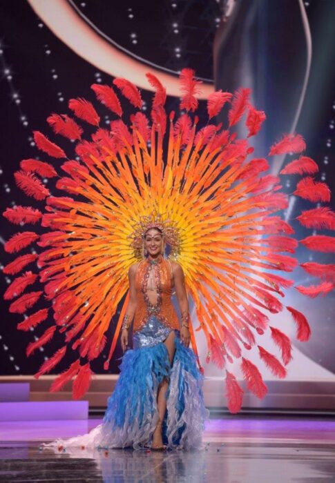 Miss universo usando su traje típico en forma de fuegos artificiales