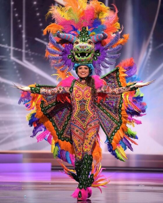 Miss universo usando su traje típico en forma de un alebrije