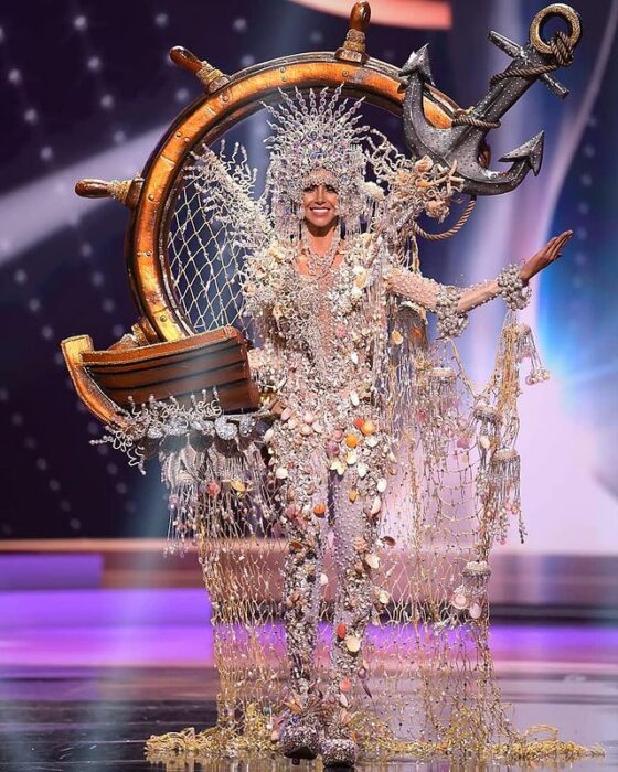 Miss universo usando su traje típico en forma de de un barco con redes de pesca 