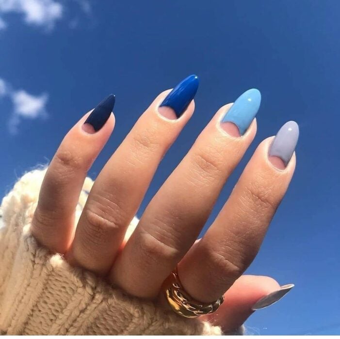Manicura azul cielo con relleno transparentes ;16 Manicuras azules para sentir tus dedos entre las nubes