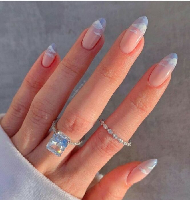 manicura con nubes azules ;16 Manicuras azules para sentir tus dedos entre las nubes