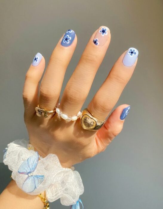 Manicura azul cielo con flores blancas ;16 Manicuras azules para sentir tus dedos entre las nubes