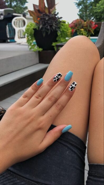 Manicura tono aqua con diseño animal print ;16 Manicuras azules para sentir tus dedos entre las nubes