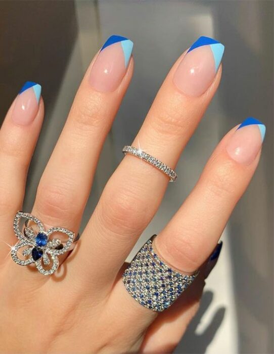 manicura en tono aqua y azul rey ;16 Manicuras azules para sentir tus dedos entre las nubes