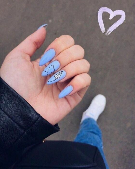 Manicura con diseño de carta volando al aire ;16 Manicuras azules para sentir tus dedos entre las nubes