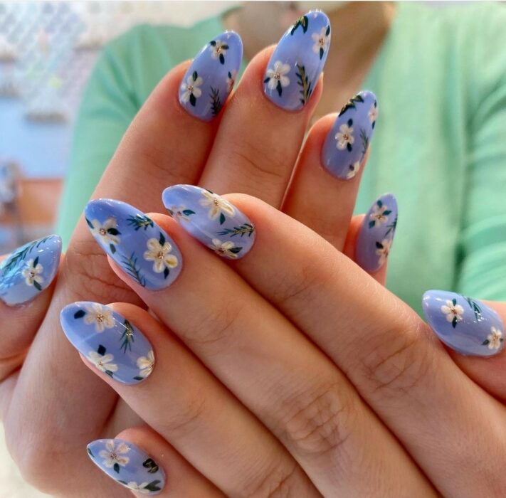 manicura azul cielo con margaritas ;16 Manicuras azules para sentir tus dedos entre las nubes