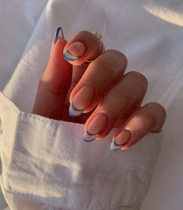 manicura estilo francés doble ;16 Manicuras azules para sentir tus dedos entre las nubes