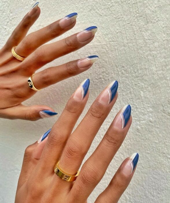 Manicura con líneas blancas y azules ;16 Manicuras azules para sentir tus dedos entre las nubes