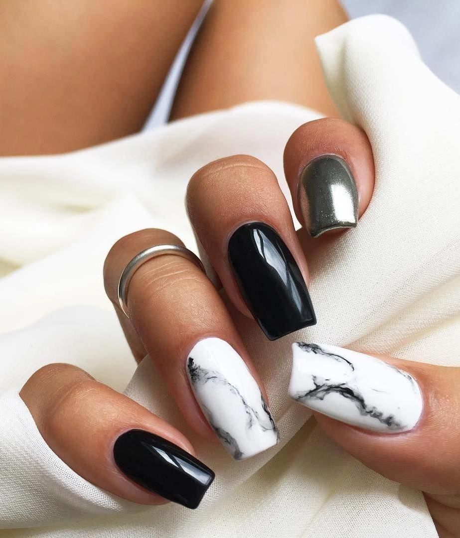 Uñas estilo mármol que combinarán perfecto con tus outfits