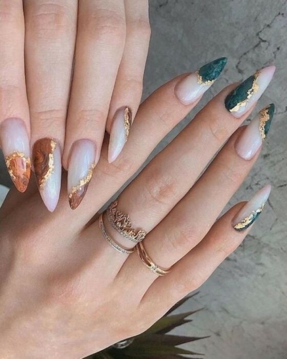 Chica con unas uñas estilo mármol con diferentes colores