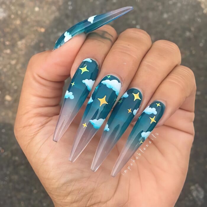 Chica con unas uñas extra largas con diseño de de cielo y nubes