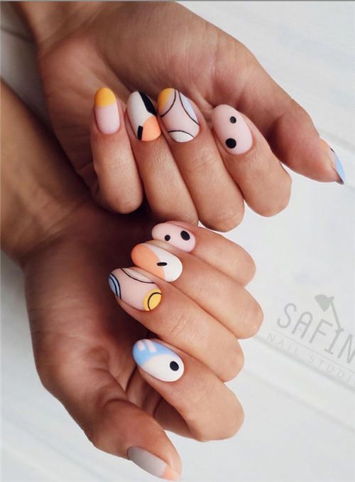 Chica con las uñas pintadas en diferentes colores 