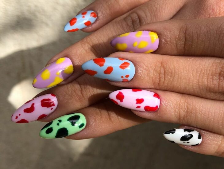 Chica con las uñas pintadas en tonos diferentes 