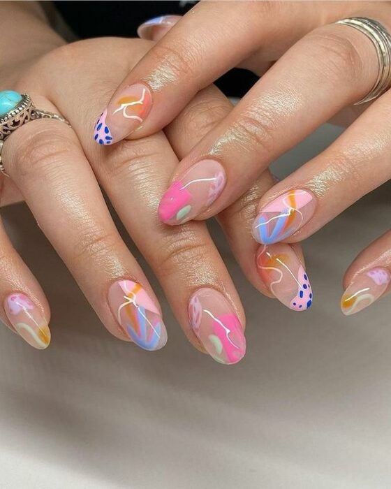 Chica con las uñas pintadas en tonos diferentes