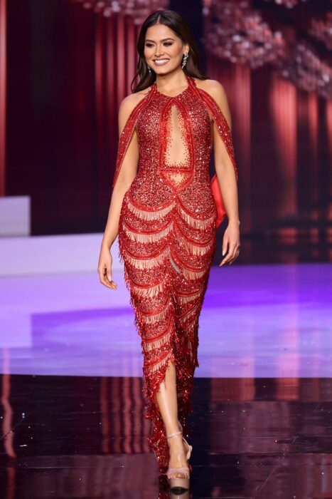 Andrea Meza desfilando con un vestido rojo en Miss Universo 