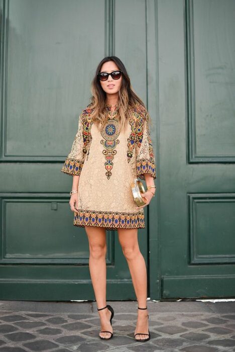 Chica usando un vestido boho con sandalias de tacón 