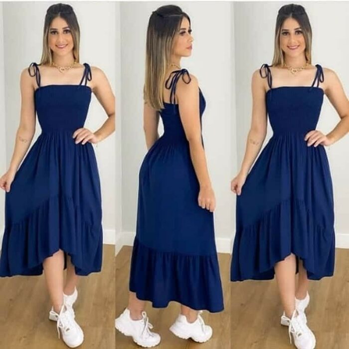 Chica usando un vestido casual con tenis 