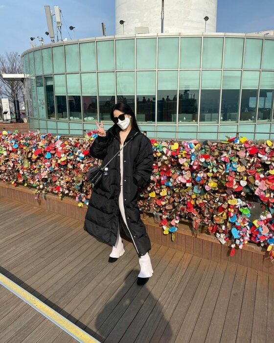 kassie yeung frente a un puente con candados; Viaja miles de kilometros para romper candado de amor que la ataba a su ex