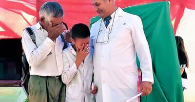 Abuelo y nieto rompen en llanto al recibir su diploma; caminaban 6 km diarios hasta la escuela