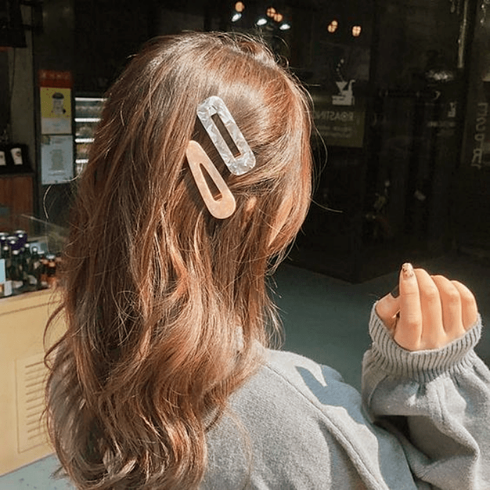 chica de cabello rubio, castaño, largo, corto, usando una cuquita, broche para el cabello de color rosa, beige, azul, morado, metálico, con perlas y de estilo tortoise shell 