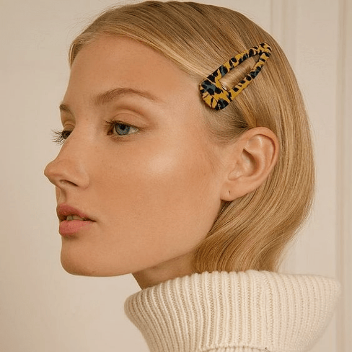 chica de cabello rubio, castaño, largo, corto, usando una cuquita, broche para el cabello de color rosa, beige, azul, morado, metálico, con perlas y de estilo tortoise shell 