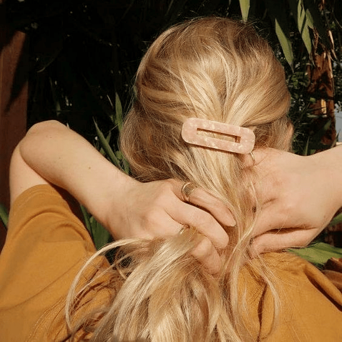 chica de cabello rubio, castaño, largo, corto, usando una cuquita, broche para el cabello de color rosa, beige, azul, morado, metálico, con perlas y de estilo tortoise shell 