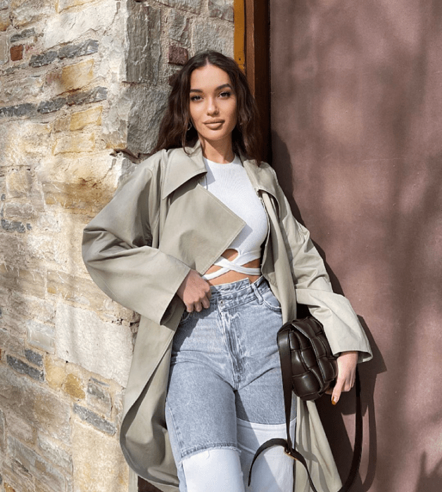 chica de cabello largo usando un crop top blanco, negro,. beige, café, verde, azul de manga larga, corta, con jeans ajustados, pantalones negros de cuero, bolso pequeño de mano