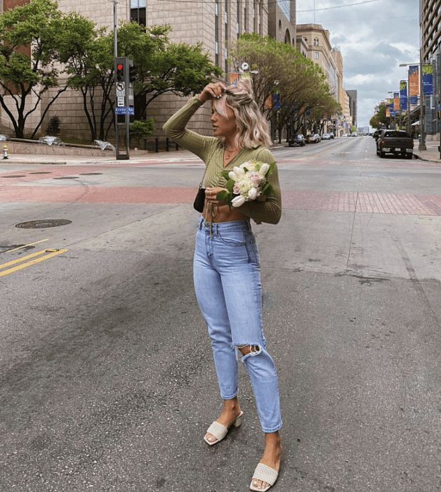 chica de cabello largo usando un crop top blanco, negro,. beige, café, verde, azul de manga larga, corta, con jeans ajustados, pantalones negros de cuero, bolso pequeño de mano