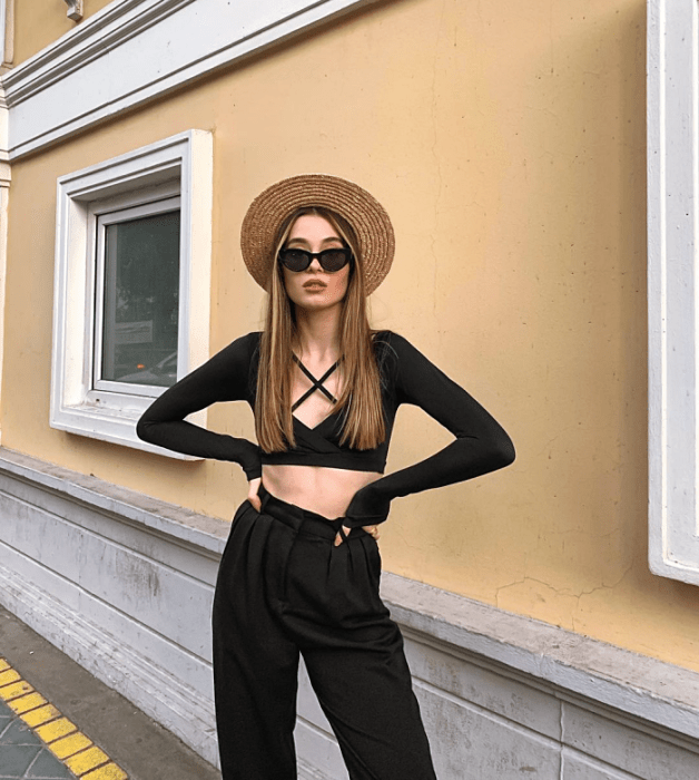 chica de cabello largo usando un crop top blanco, negro,. beige, café, verde, azul de manga larga, corta, con jeans ajustados, pantalones negros de cuero, bolso pequeño de mano