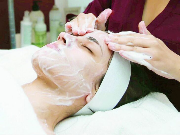 chica realizando un facial ;13 Regalos chulos y originales para sorprender a mamá en su día 