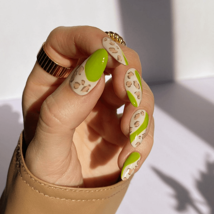 uñas con diseño primaveral en color verde, verde menta, oscuro, neón, con textura, hojitas, toques dorados, acentos en amarillo, nude, celeste, beige