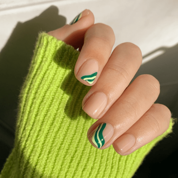 uñas con diseño primaveral en color verde, verde menta, oscuro, neón, con textura, hojitas, toques dorados, acentos en amarillo, nude, celeste, beige